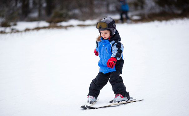 Petite fille apprenant à skier