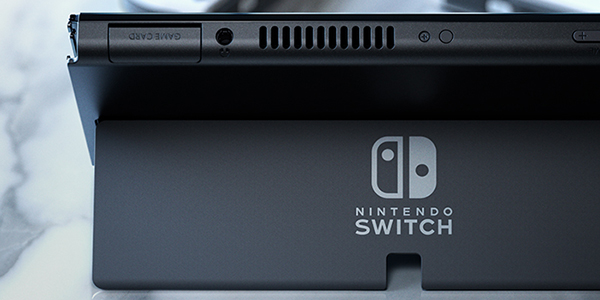 La Nintendo Switch OLED dispose d'un support plus large pour plus de stabilité.