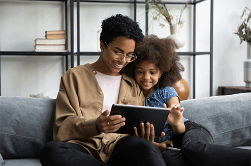 Une mère et sa fille sur une tablette tactile