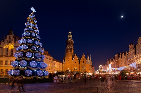 réussir ses photos d'illuminations de noel nécessite certaines conditions et des précautions Marché de Noel et grand sapin sur une place la nuit