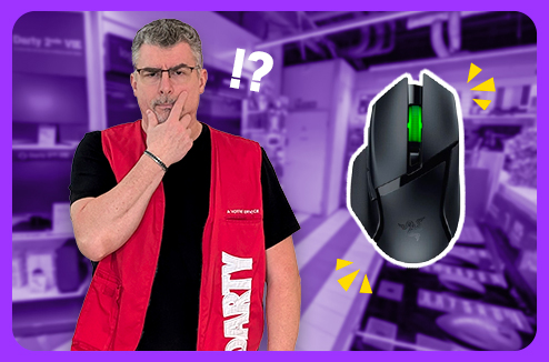 Vendeur Darty avec un air interrogatif à côté d'une souris
