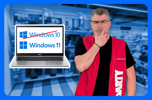Un vendeur Darty à côté d'un PC porbable affichant Windows 10 barré et Windows 11 en dessous
