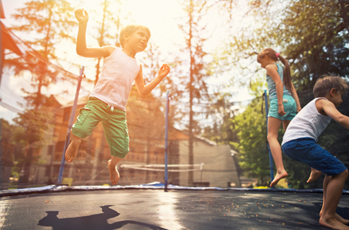 enfants-trampoline_jardin_0.jpg