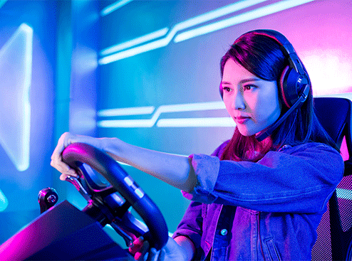 Une personne jouant sur un volant de pc