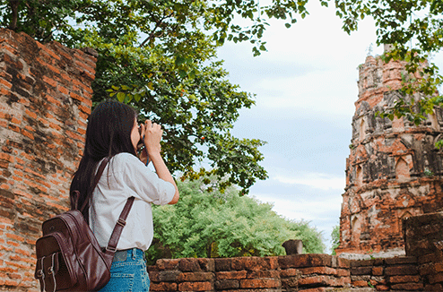 Une femme prend des photos en vacances