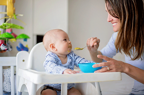 Une femme nourrit son bébé