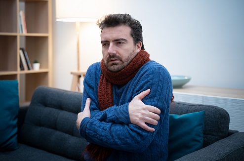 Le chauffage d'appoint au gaz la solution économique Homme ayant froid chez lui