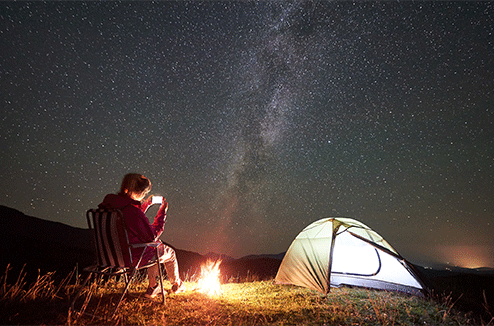 Une femme prend une photo des étoiles