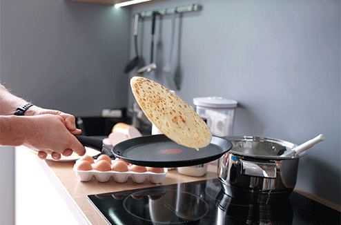 Nettoyer sa crêpière est important pour la garder dans le temps Une personne prépare des crêpes