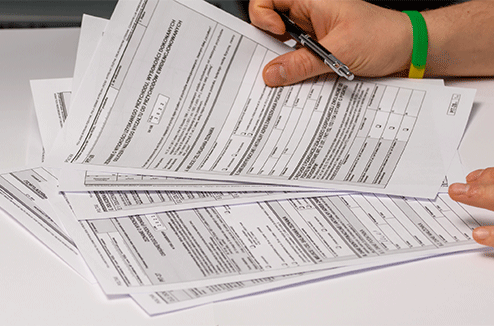 Une personne remplit des papiers administratifs