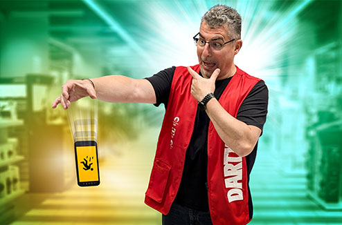 Un vendeur Darty laisse tomber un smartphone