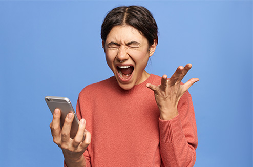 Une femme en colère devant son téléphone