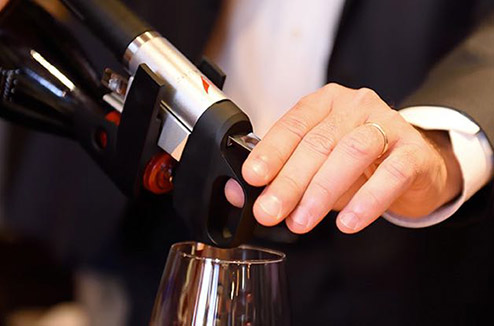Ouvrir une bouteille de vin sans tire-bouchon ? 5 astuces pour y parvenir -  La Revue du vin de France