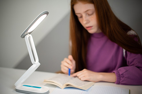 Lili, la lampe qui facilite la lecture pour les dyslexiques