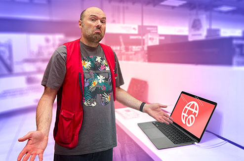 Les pannes d'internet peuvent avoir des sources différentes Vendeur Darty dubitatif devant un pc portable