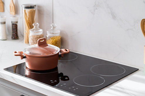 Une casserole sur une plaque de cuisson Une casserole sur une plaque de cuisson