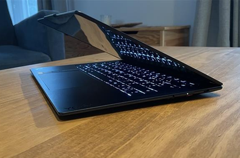 Le Lenovo Yoga Slim 7x est un PC dopé à l'IA ! Le Lenovo Yoga Slim 7x entrouvert sur une table en bois